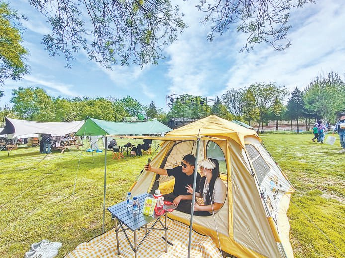 今天，北京国际露营公园推出了“zhi青春”五一踏歌嘉年华。 本报记者 刘平 摄