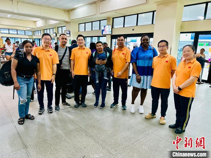 4月27日，19　期中国援圭医疗队在机场送行赴华学习的圭亚那医生。　中国援圭医疗队供图