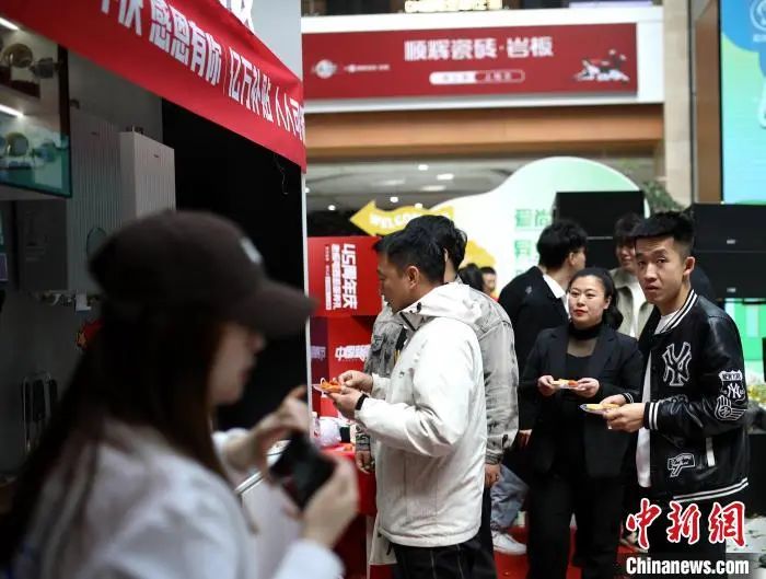 佳木斯市民参与促消费活动。　黑龙江省商务厅供图