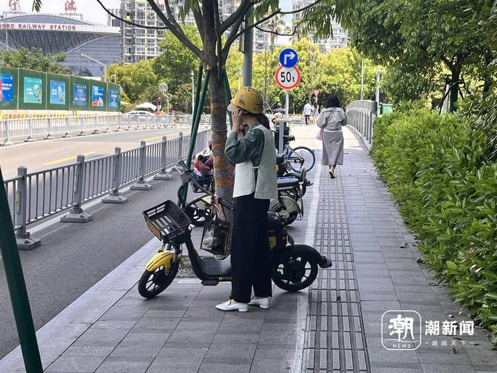 宁波站外市民正在使用共享电动车。 潮新闻记者 杨一凡 摄