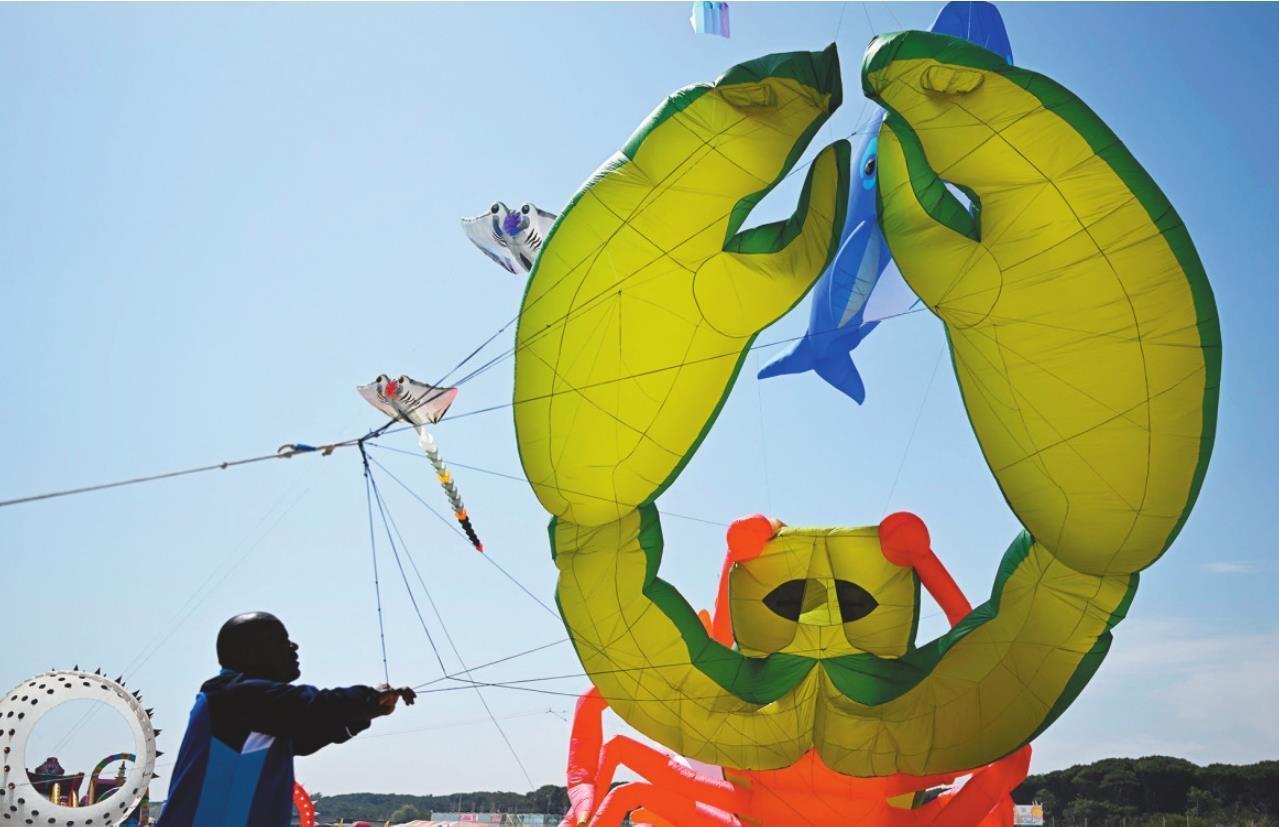 4月29日，人们在意大利里米尼北部的一处海滩放风筝。当日，意大利在里米尼北部的一处海滩举办国际风筝节活动。新华社发