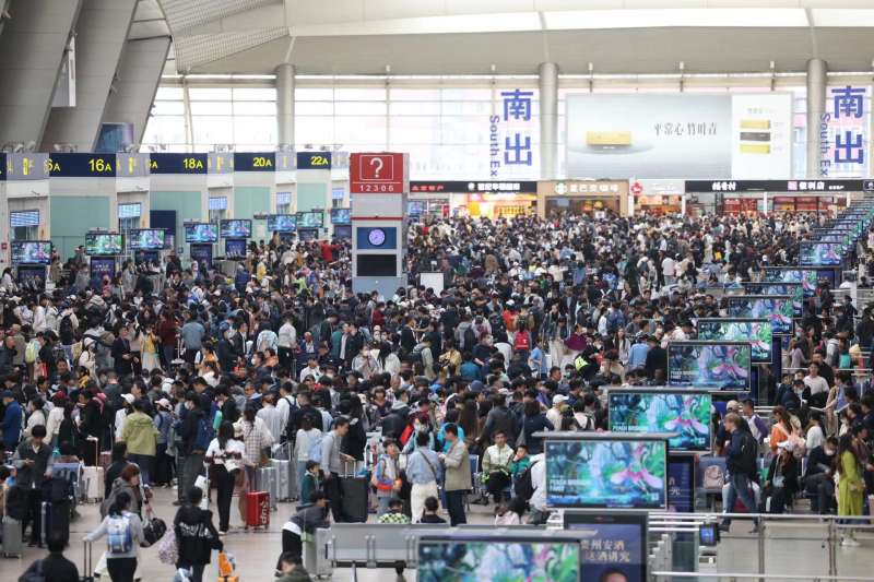 北京南站，旅客进入候车大厅排队候车。新京报记者 王贵彬 摄