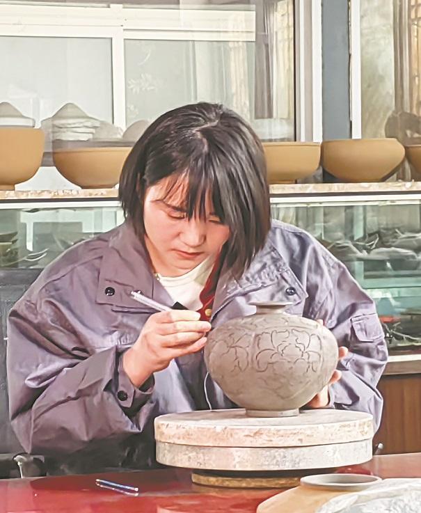 4月24日，韩盈盈在进行雕刻。记者 李欣泽摄