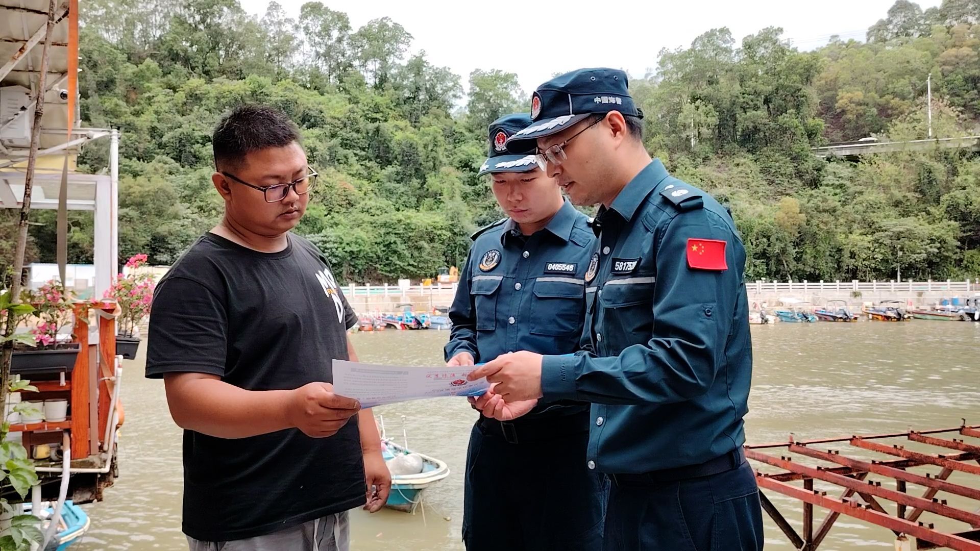 执法员发放宣传单