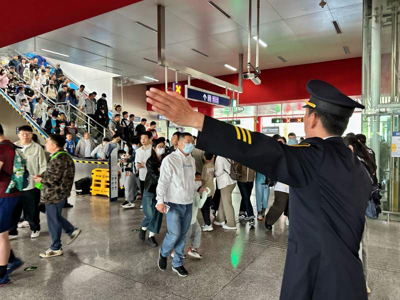 车站工作人员引导乘客有序出站。新京报记者 王贵彬 摄