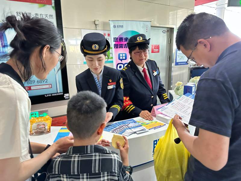 国展地铁站设置了咨询服务台，为乘客发放相关宣传物品，并提供出行指引。新京报记者 王贵彬 摄