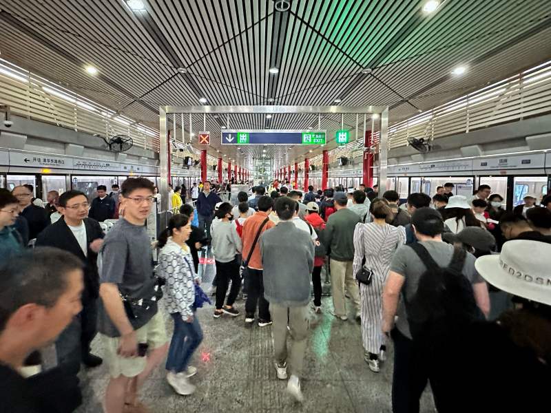 今天上午10点，地铁15号线国展站迎来大客流。新京报记者 王贵彬 摄