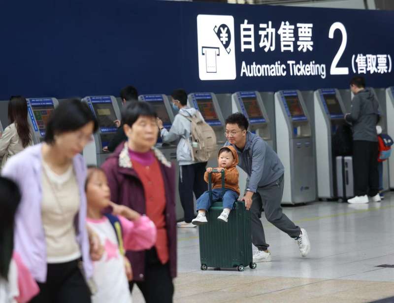 旅客带孩子进入候车室。新京报记者 王贵彬 摄