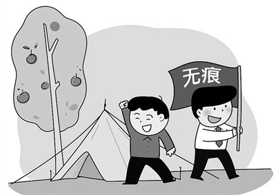 游客将自身产生的垃圾装入袋内,即可在公园东门兑换红叶胸章,书签