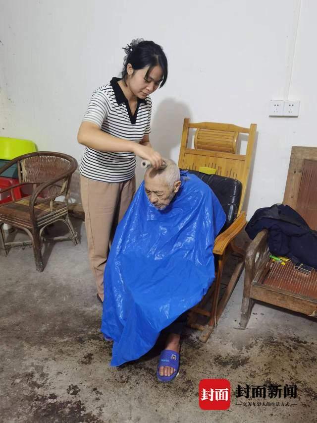 王达川在家为爷爷理发。（五洞村村委会供图）