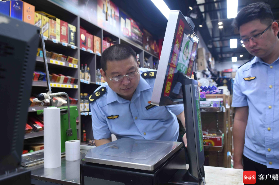 海口市市场监督管理局高新分局工作人员检查超市电子秤是否有强制检定。记者 蒙健 摄