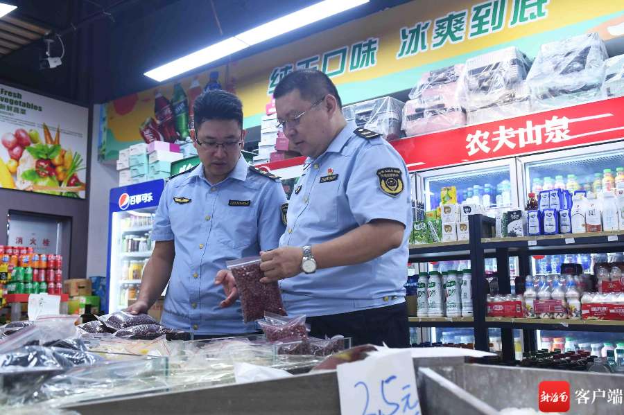 工作人员检查超市内所销售的散装食品情况。记者 蒙健 摄