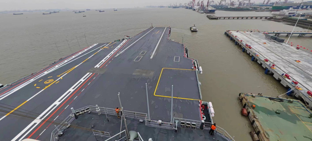 5月1日上午，海军福建舰驶离上海江南造船厂码头，赴相关海域开展首次航行试验。（钱晓虎 摄）
