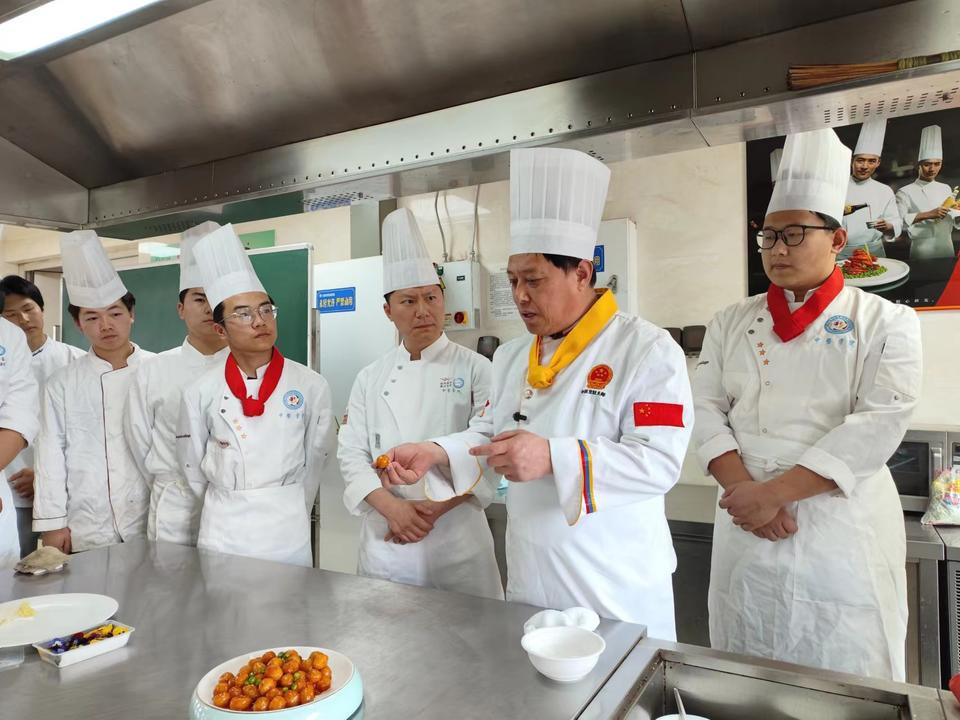 刘雪峰（右二）在给学生们授课