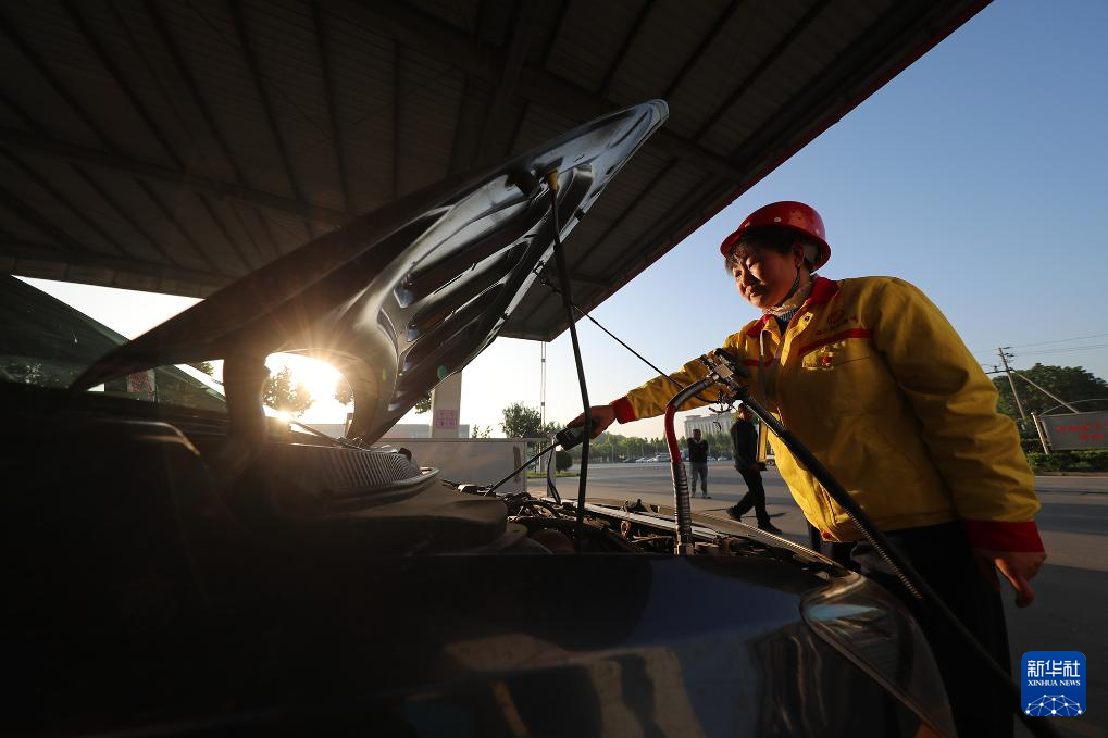 5月1日，在河南省商丘市昆仑燃气公司归德路加气站， 加气员在岗位上忙碌。新华社发（李恒 摄）