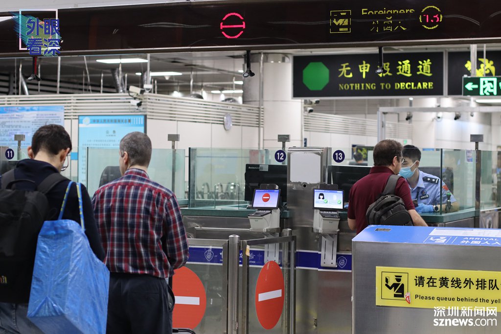 受益于中国免签政策，深圳湾口岸经外国人通道入境的旅客中，约有20%可免签入境。（张玲 摄）