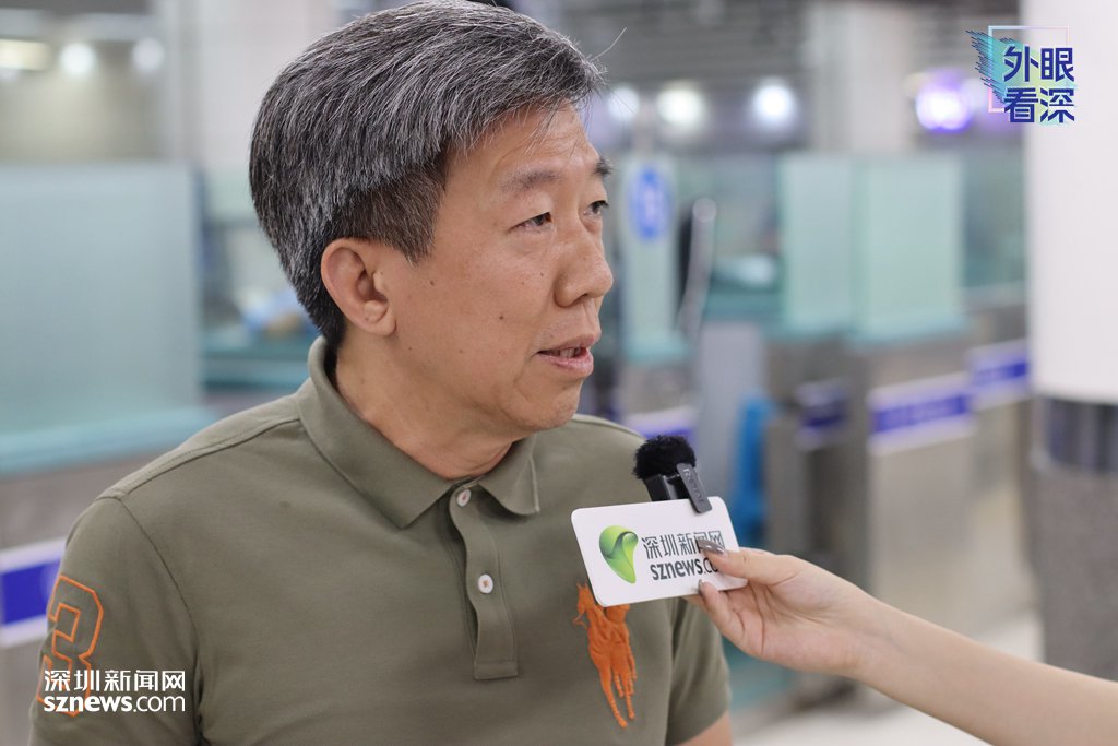 新加坡籍旅客苏先生接受深圳新闻网记者采访时表示，免签入境大大节约了时间。（张玲 摄）