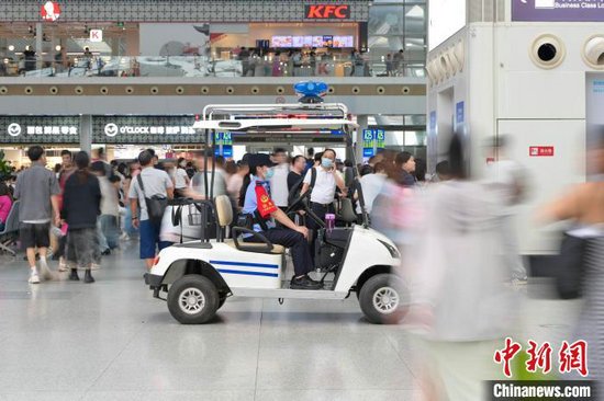 广州铁路警方坚持全员坚守岗位，护航“五一”铁路运输畅通。记者 陈骥旻 摄