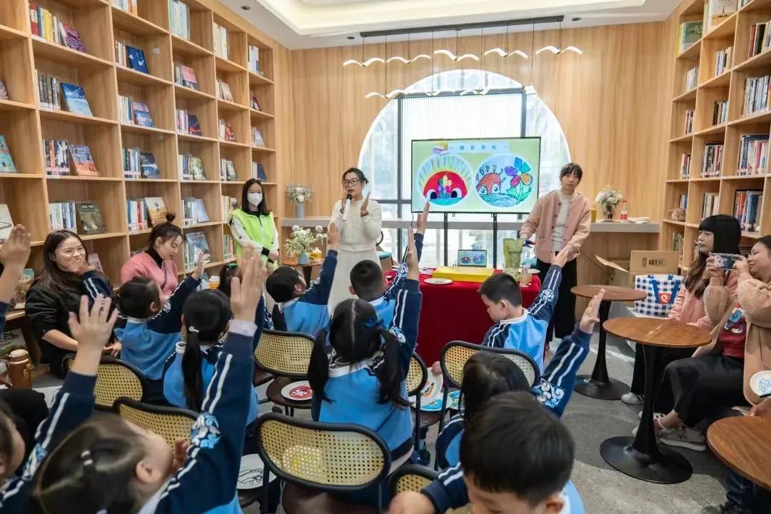 「横栏镇永兴公园香山书房，是工业园区和公园融合的复合型书房。」