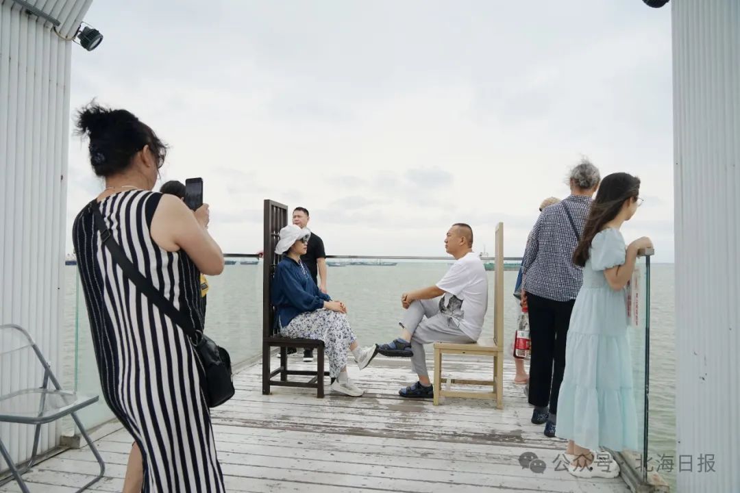 游客在外沙岛拍照。钟双莲 摄