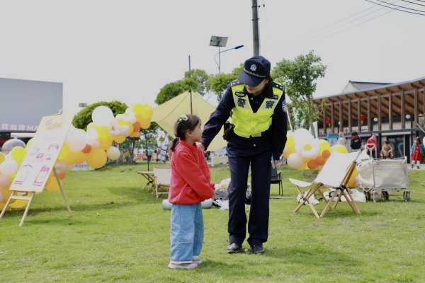 图说：民警在漕泾郊野公园提醒小朋友注意游玩安全。