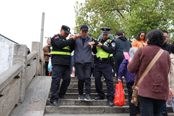 图说：民警在枫泾古镇帮扶群众。