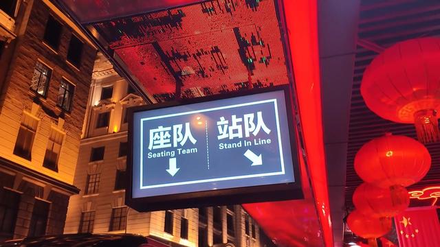 "五一"假期,71路中运量外滩终点站迎来大客流