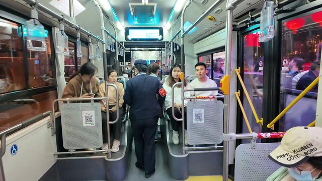 "五一"假期,71路中运量外滩终点站迎来大客流