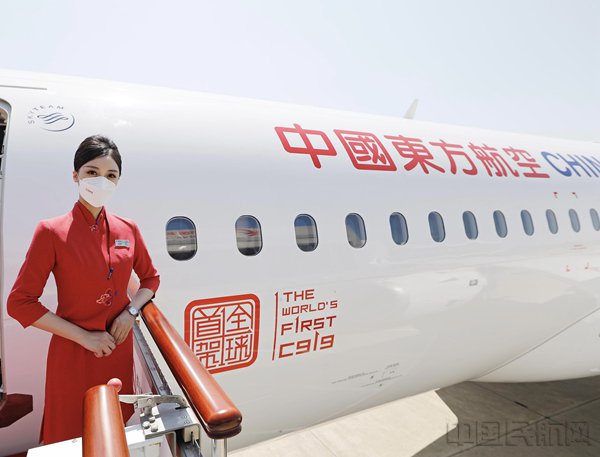 在C919机舱口迎接旅客的刘海绮乘务长（本文图片均由东航提供）