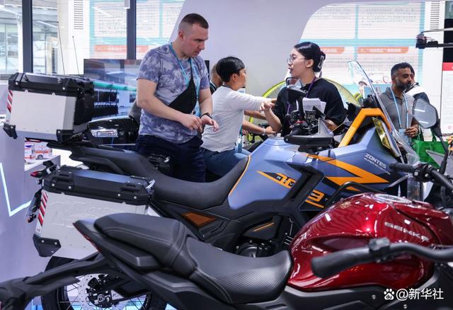 2024年4月15日，采购商在第135届广交会上了解摩托车产品。新华社记者 刘大伟 摄