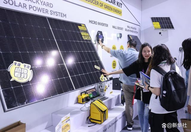 2024年4月15日，参展商在第135届广交会上向采购商介绍太阳能电池组件展品。新华社记者 刘大伟 摄