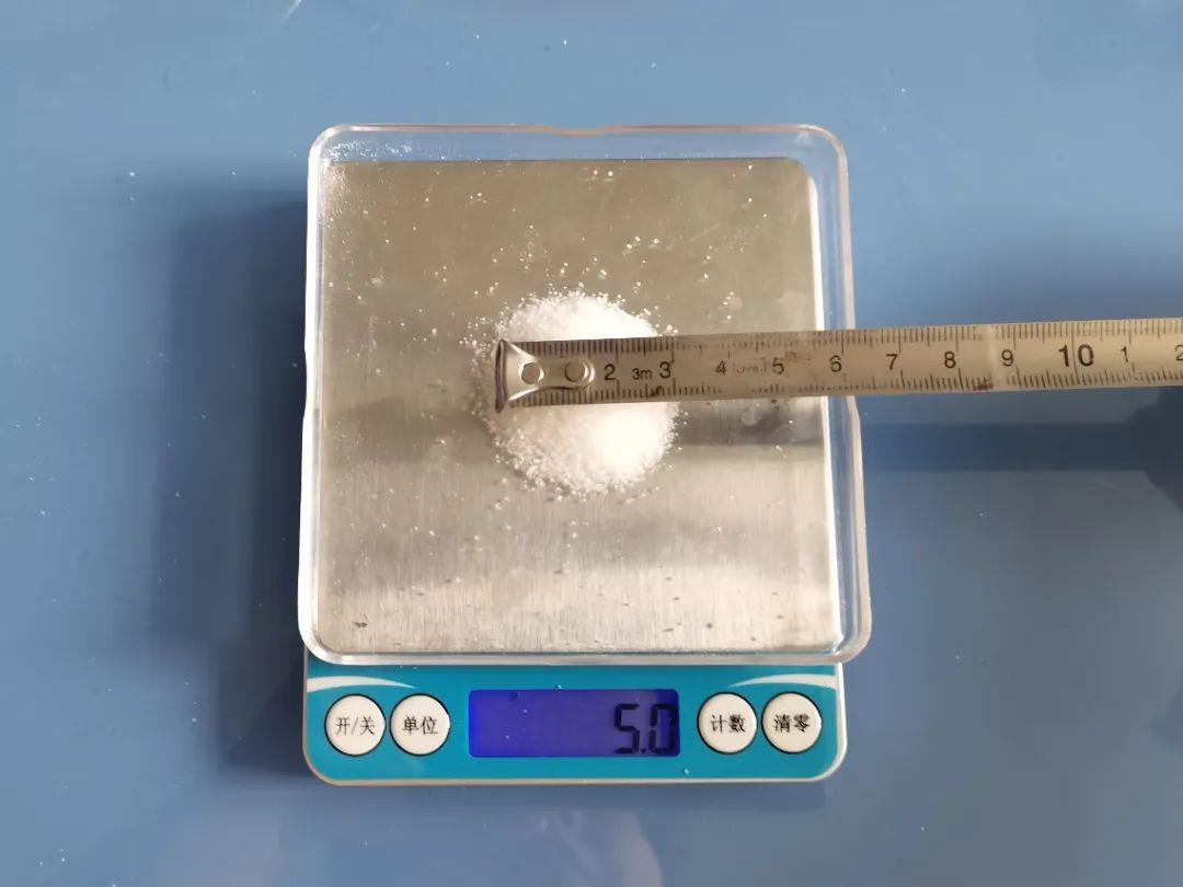 散开的5克盐,直径比1元硬币大一点