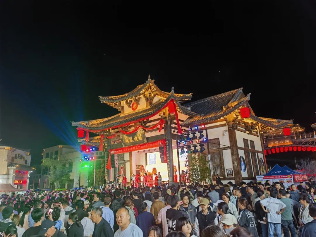 5月1日，濮水小镇内丰富多彩的活动吸引群众前来游玩。记者 黄立 摄