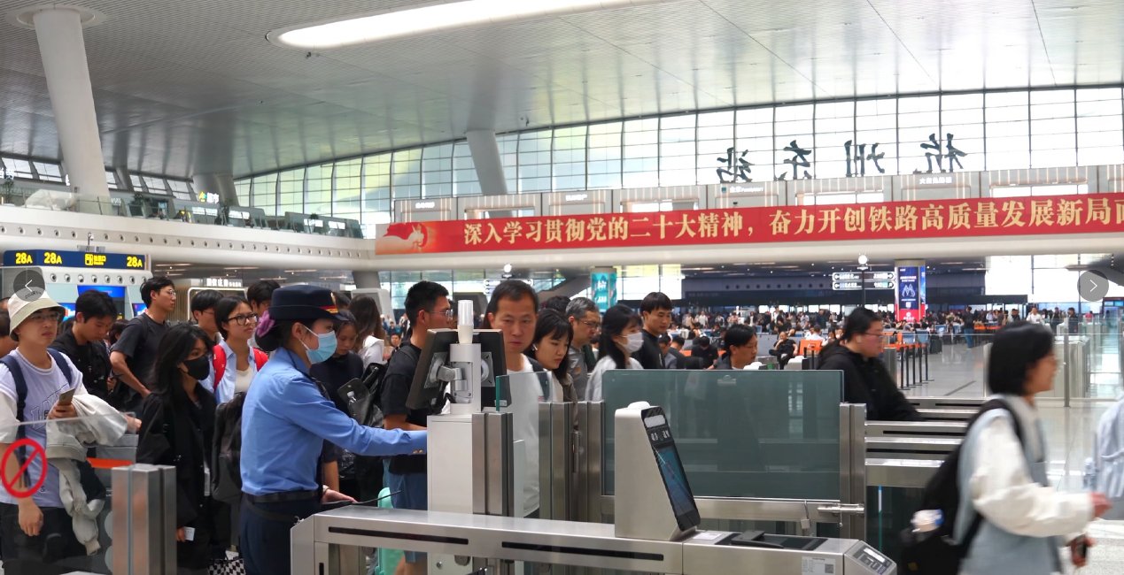旅客在杭州东站有序检票进站上车。    汤鑫严  摄