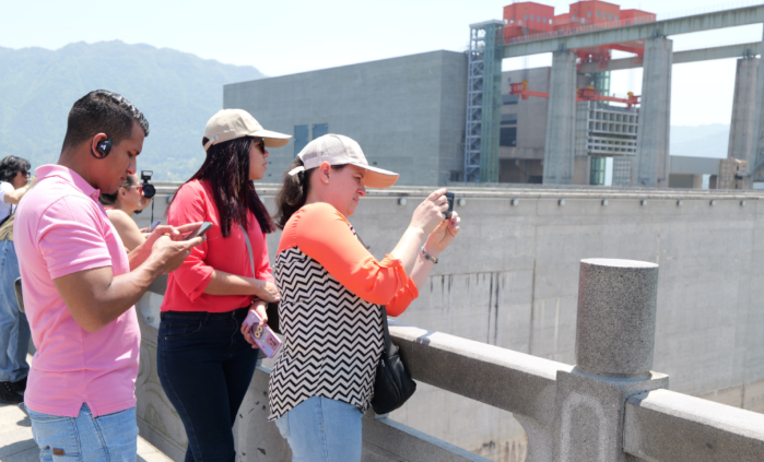 ▲拉美记者参观三峡坝区185平台，进行实地拍摄摄影：汤永浩