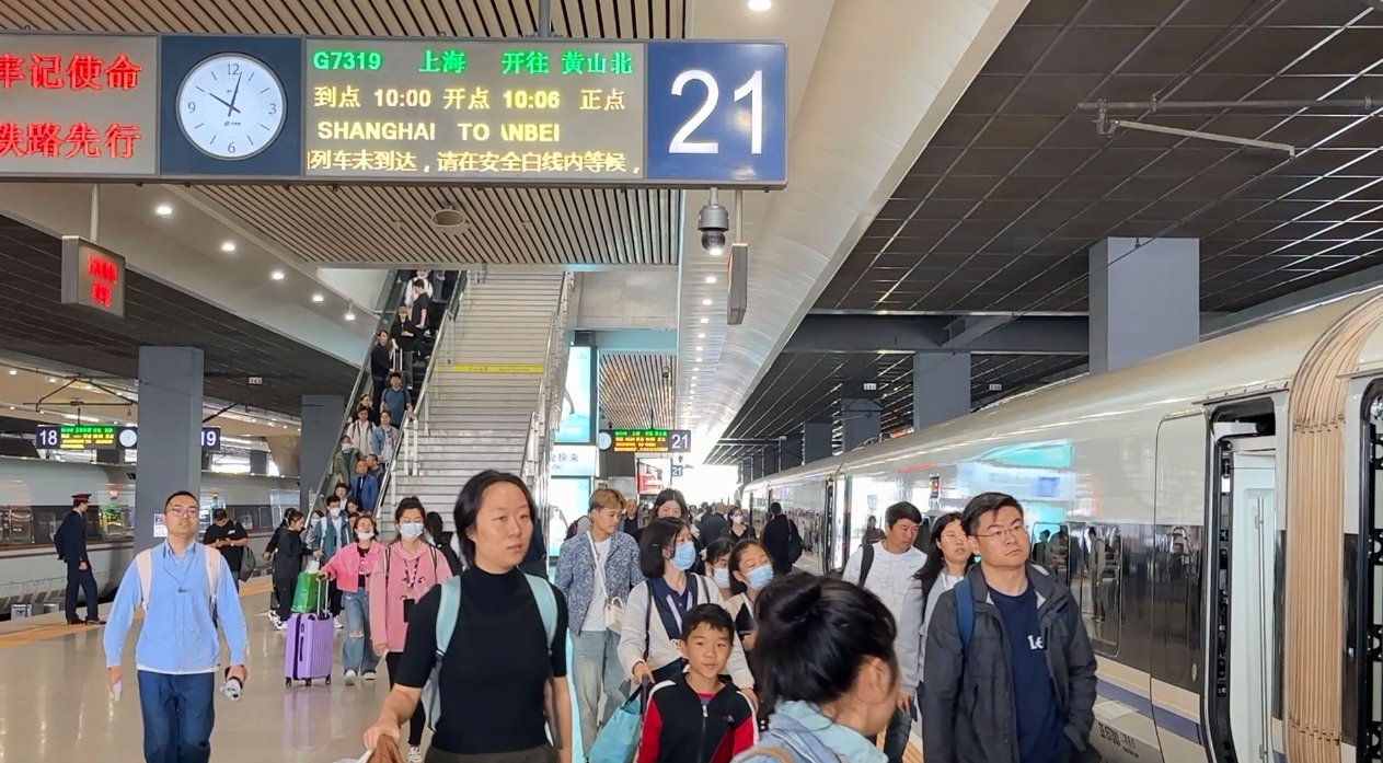 旅客在上海虹桥站有序检票进站上车。    王程伟  摄
