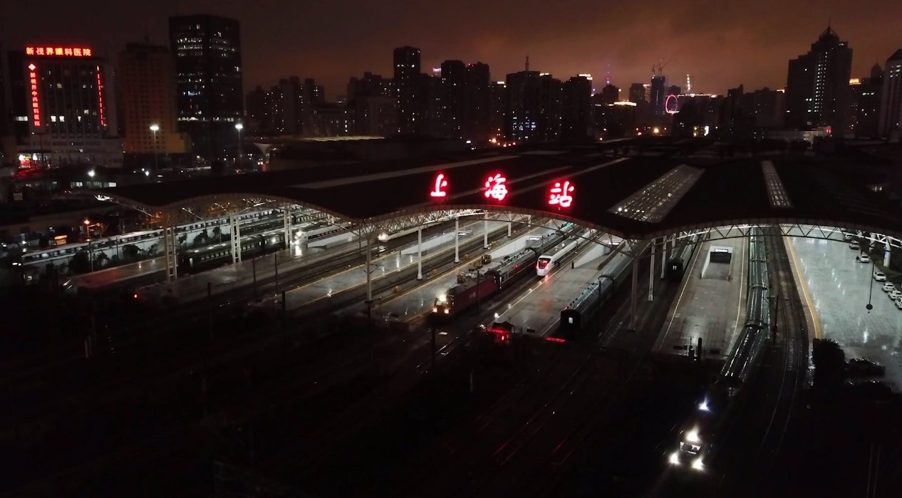 夜幕下的上海站。    蒋辰奇  摄