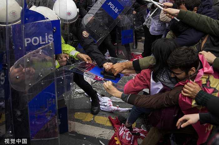 2024年5月1日，土耳其伊斯坦布尔，工会成员在劳动节庆祝活动中与土耳其防暴警察发生冲突。图源：视觉中国