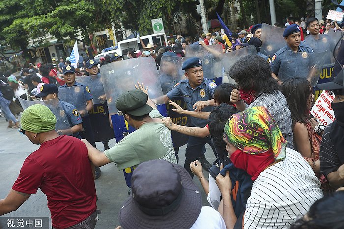 2024年5月1日，菲律宾马尼拉，在纪念国际劳动节的抗议活动中，警察与人群发生冲突。图源：视觉中国