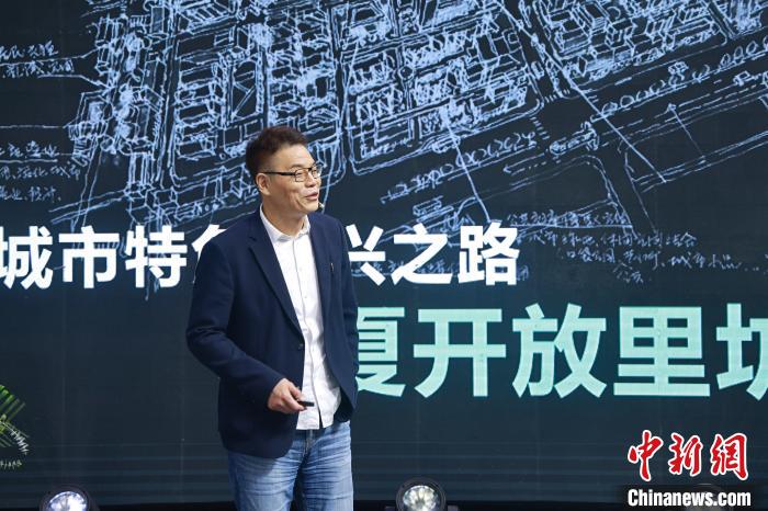 图为贾孝远在新书发布会上发表演讲. (受访者供图)