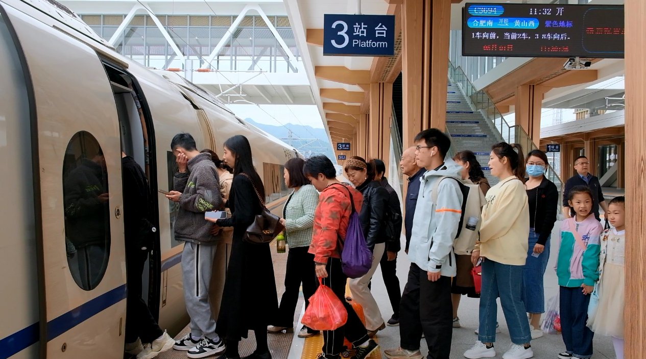 旅客在九华山站站台有序上车。    汪林  摄