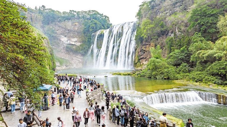 5月1日，游客在安顺市黄果树瀑布景区游览。 新华社发 陈熙 摄