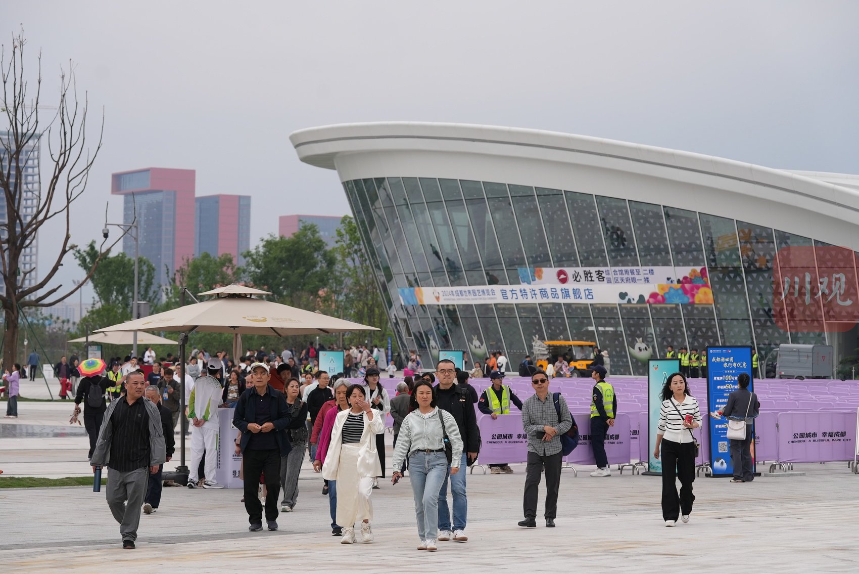 世园会主会场 1 号门入口处人头攒动