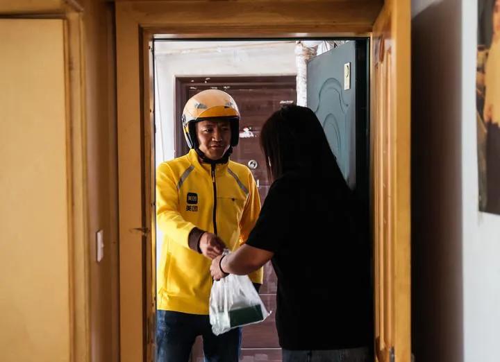 美团平台长春红旗街配送站站长王文思为客户提供服务.
