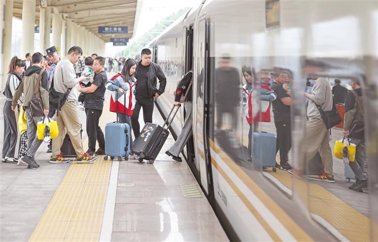 5月1日，旅客在沪昆高铁贵州铜仁南站乘车。当日是“五一”假期首日，各地迎来旅客出行高峰。新华社发（胡攀学 摄）