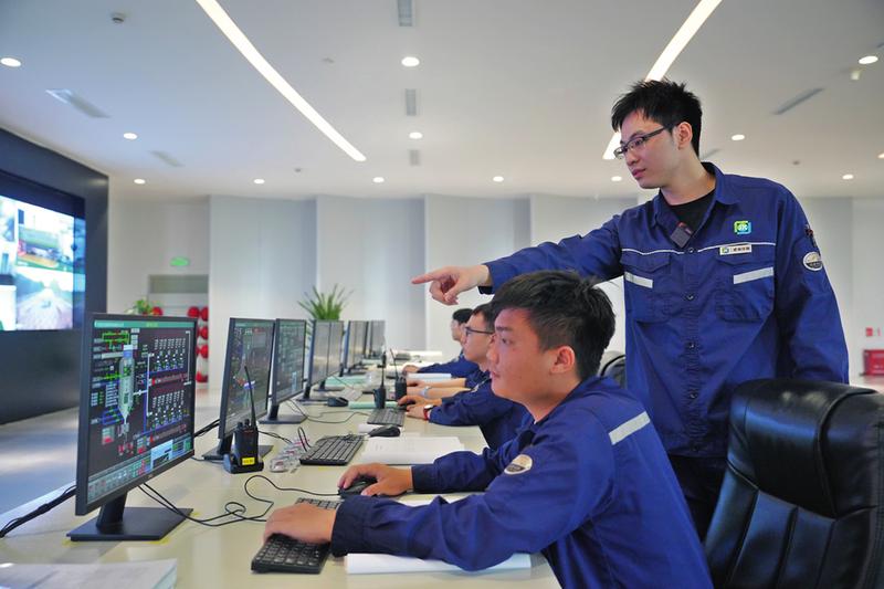     生产运行部值长黄鹏中（右一）在指挥工作    本报记者李洋 摄
