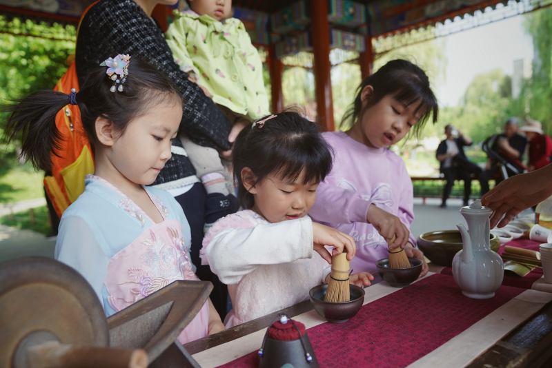 5月2日，中国园林博物馆，小游客在体验茶艺。新京报记者 薛珺 摄