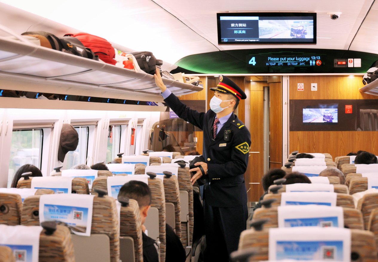 杭州客运段列车乘务员加强车厢巡视，确保旅行安全。    周围  摄