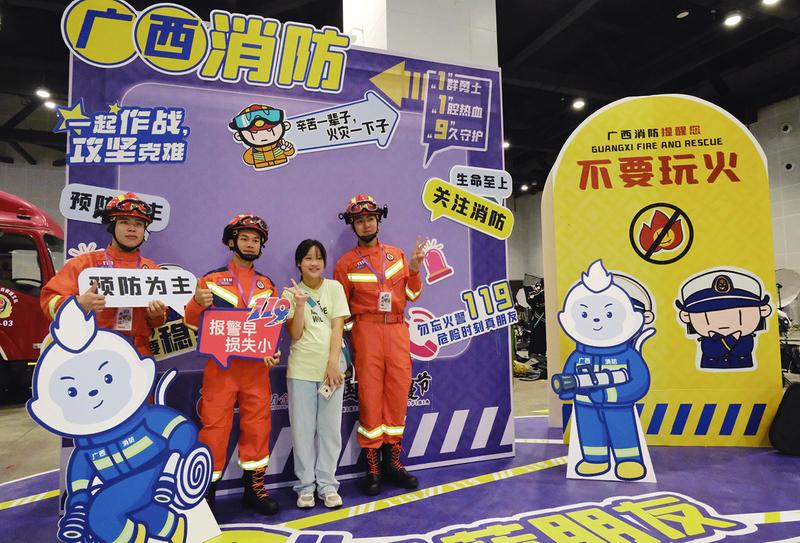     广西消防和动漫节联动，向动漫爱好者们宣传消防知识     本报记者冯源 摄