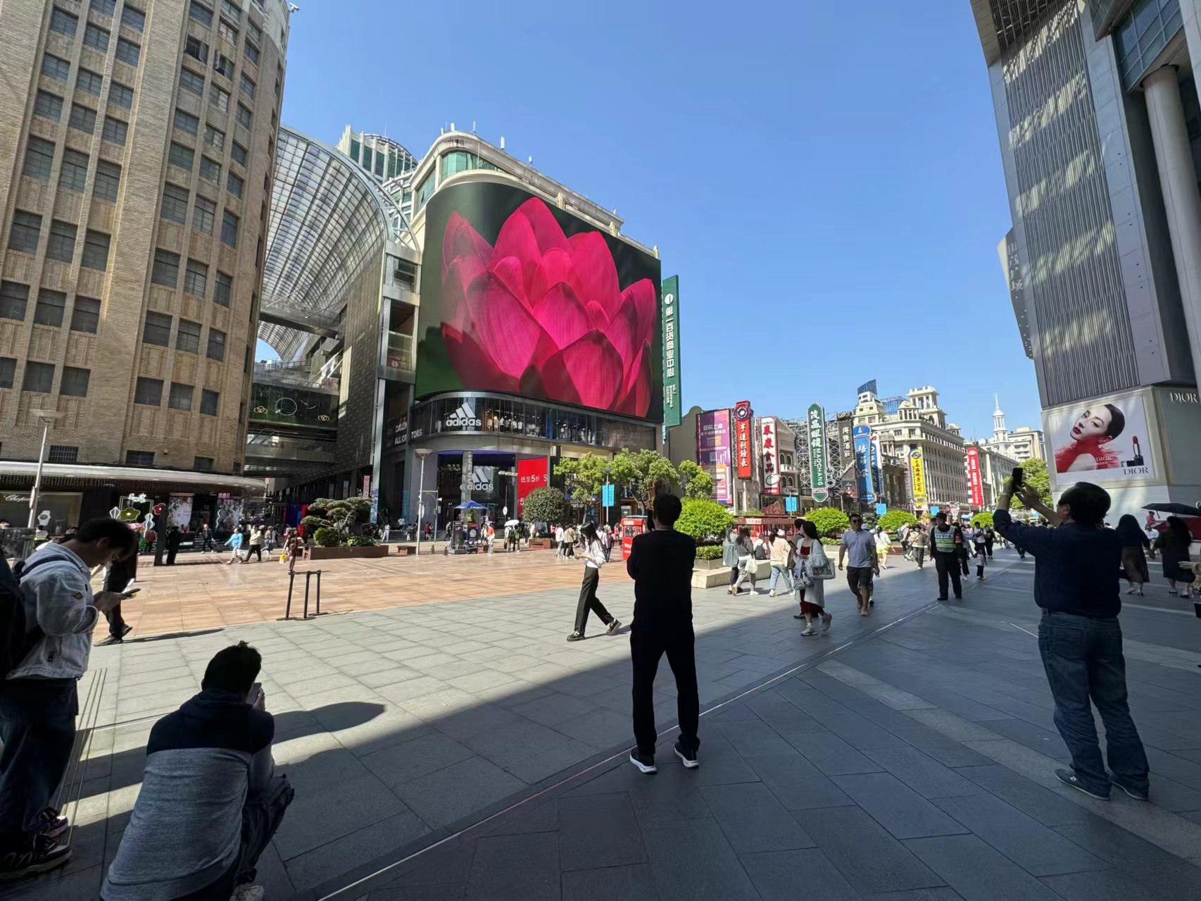 市民游客在南京路步行街上对着巨型裸眼3D大屏拍照。第一百货供图